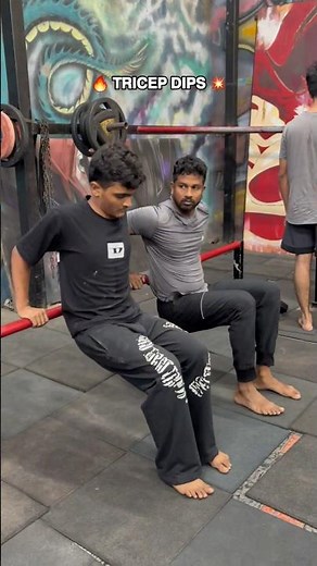 Tricep Dips for Beginners 💪 #tricepdips #dips #armworkout #calisthenics #strengthtraining #body