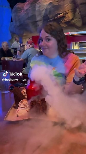 TRex Cafe 🦕🦖🦣 Calling all Dino Lovers, this restaurant in Disney Spring might just be perfect for you, because where else can you dine under a meteor shower?!? T Rex Cafe 📍Disney Springs 🍽️ Lunch – 11:00 AM to 3:55 PM Dinner – 4:00 PM to 11:05 PM 📅 Reservations are recommended, but you can always walk up with a Landry’s Card. My Favorites: Paleozoic Chicken Sandwich ➡️ Crispy panko lemon chicken, pesto-mayo, arugula, tomatoes, sourdough bun served with seasoned fries 💵 $22.49 Chicken & Sa