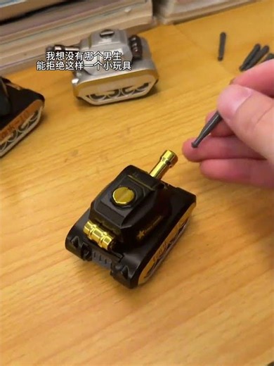 I don't think any guy could resist such a desktop EDC mini tank.