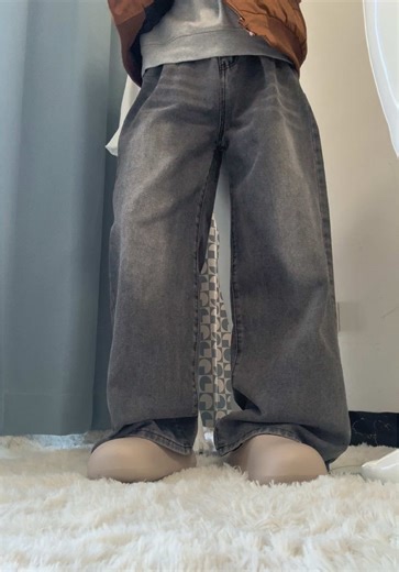 Stylish Grey Wide-Leg Jeans Now Available