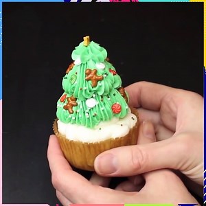 93K views · 455 reactions | How to make Christmas tree cupcakes By: Marlyn of Montreal Confections | MetDaan Cakes | Facebook
