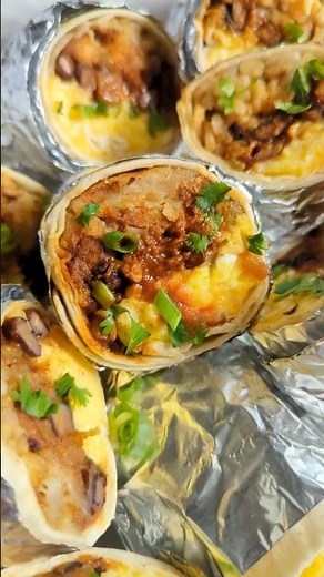 I make these breakfast burritos and freeze half for later... future me is so grateful 💃🏻