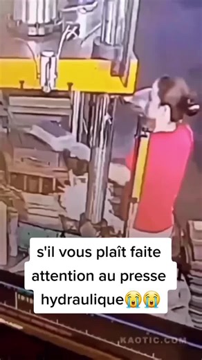 faite attentioau presse hydraulique #fyp #accidentdutravail #accident #pressehydraulique