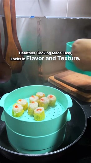 𝐒𝐭𝐞𝐚𝐦𝐢𝐧𝐠 𝐦𝐚𝐝𝐞 𝐞𝐚𝐬𝐲, 𝐟𝐥𝐚𝐯𝐨𝐫 𝐦𝐚𝐝𝐞 𝐛𝐞𝐭𝐭𝐞𝐫. 🍽️✨ With the 𝐒𝐭𝐞𝐚𝐦 𝐈𝐭 from Tupperware, you can quickly steam your favorite foods while 𝐩𝐫𝐞𝐬𝐞𝐫𝐯𝐢𝐧𝐠 𝐟𝐥𝐚𝐯𝐨𝐫 𝐚𝐧𝐝 𝐭𝐞𝐱𝐭𝐮𝐫𝐞. Whether it's veggies 🥦, fish 🐟, or dumplings 🥟, it’s 𝐞𝐟𝐟𝐨𝐫𝐭𝐥𝐞𝐬𝐬 𝐚𝐧𝐝 𝐭𝐚𝐬𝐭𝐲! Just pop it on the wok and let the magic happen. 🔥 Unlock the secret to delicious steamed meals. 👉bit.ly/MY-etupperware🛒✨ #SteamIt #HealthyCooking #TupperwareMY #TupperwareMalay