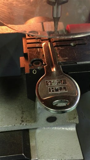 合鍵作成、TOSTEM（SHOWA WS）のウェーブキーのコピーキーをキーマシンで作る♪ #鍵 #鍵屋 #特殊キー #キーマシン #合鍵 #locksmith