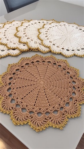 Clica no título abaixo ⬇️ Sousplat de crochê Helena #crochet
