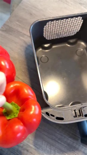 Cuisiner les poivrons de la façon la plus simple du monde ! Vous les mettez dans votre air fryer et lancez 20 à 30min à 200º. Il vous suffira ensuite de les assaisonner ou les cuisiner (comme moi en sauce pour les pâtes avec du chorizo et de la fêta 🥰) #reequilibragealimentaire #ideerecette #poivronsgrillés #recettedujour | HealFit by S.