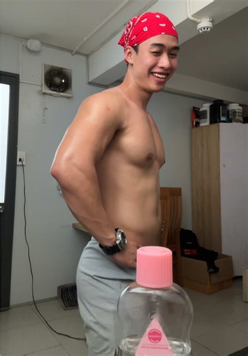 Bôi baby oil để giúp nhảy cho trơn mượt nha #manhboxer #fitness #dancer