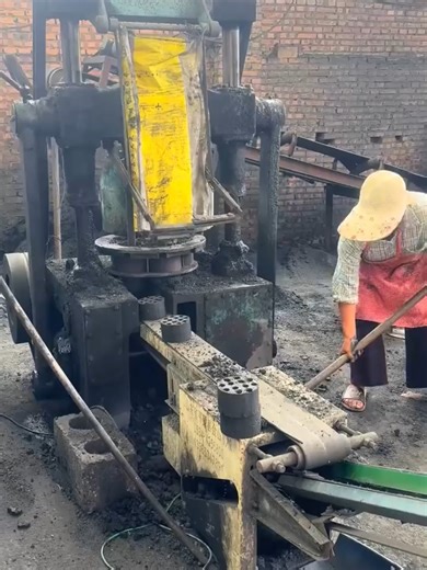 High-efficiency honeycomb briquette machine focuses on coal molding operations, with stable operation and easy operation, helping to produce high-quality honeycomb briquettes and meeting multi-scenario processing needs.#HoneycombBriquetteMakingMachineEquipment#HouseholdHoneycombBriquetteFormingMachine#SmallHoneycombBriquetteMachine#FullyAutomaticHoneycombBriquetteMachine#HoneycombBriquetteMachineManufacturer#HighEfficiencyHoneycombBriquetteFormingEquipment#EnergySavingHoneycombBriquetteMachine#C