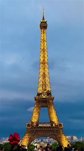 巴黎埃菲尔铁塔 埃菲尔铁塔（La Tour Eiffel）法国巴黎的地标性建筑，被誉为“铁娘子”。位置：法国巴黎七区，战神广场，塞纳河南岸。建造背景：为1889年巴黎世界博览会（纪念法国大革命100周年）而建。设计师：古斯塔夫·埃菲尔（Gustave Eiffel）。建造时间：1887年1月26日 – 1889年3月31日（耗时2年2个月）。高度：初始312米，现含天线 330米。结