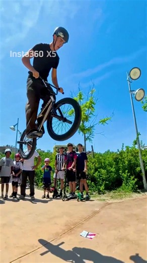Saltando niños en BMX… y casi sale MAL 😳🚲