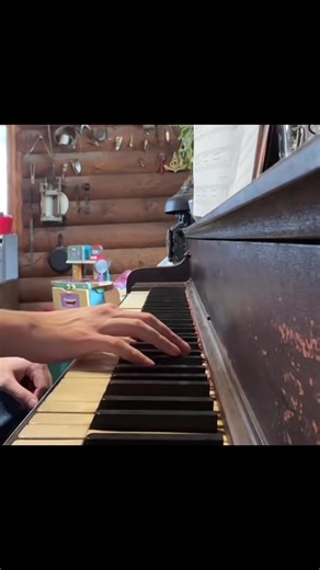 Video de Committee of Affairs (@committee.of.affairs) relacionado con “Playing The Piano”