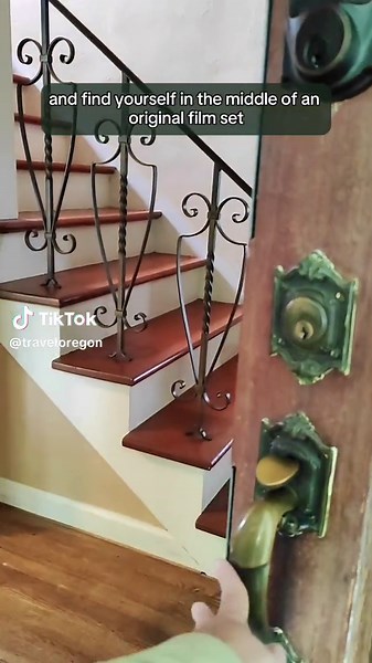 Did you know that more than 500 films and TV shows were filmed in Oregon over the last 100 years - and Twilight is one of them. @StefanieWH went on a journey to find some of the lesser known Twilight film locations in the greater Portland area by following the @OregonFilmTrail, the official state film trail, and collecting scenes with the @SetJetters App. And for everyone who wants to explore the area, here are tips on how to spend a weekend under the sparkle of Twilight: Day 1: St. Helens, 30 M