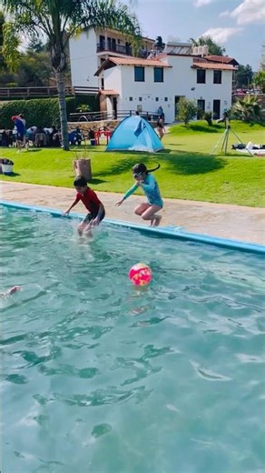 Saltando a la alberca con mi primo #fiesta #cumpleaños