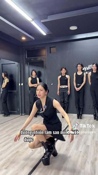 Xử lý như thế nào khi ngã trên sân khấu? Cùng cô trò nhà BYB tìm hiểu cách xử lý nhé #bybacademy #daotaonguoimau #thanhhuyennguyen #5G