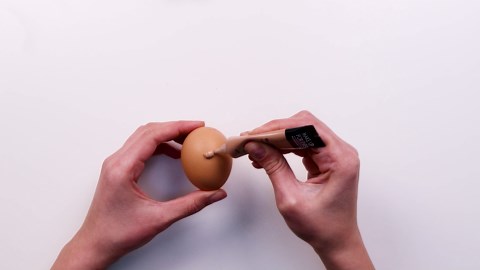 Trucco completo applicato a un uovo