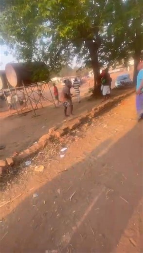 Malawi Elections Updates Full video yowonesa Anthu Aku Machinga akupanga attack convoy ya President Chakwera . Kunali ma tear gas ena akuponya maduka magalimoto a President. Please izi sizabwino . Timakhala mudziko la democracy. Njira ndi vote basi osati Zimenezi. Campaign yatha kale iyi tisunge bata ndi Mtendere . Chida ikhale vote osati izizi . I can't support this | Kondwani Kachamba Ngwira
