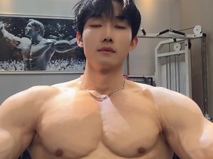 胸肌超大的贵州肌肉男十三