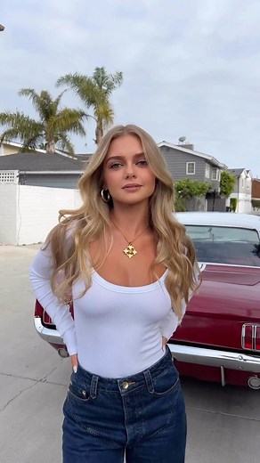 California girl 🌴✨ @samanthariehl in The Ferrara Hoop ❤️ | The Perfect Hoop