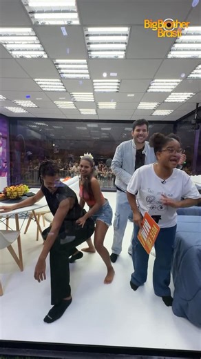 Big Brother Brasil on Instagram: "#CASADEVIDRO 🪟 SÃO CAETANO DO SUL 🏙️ • E a galera da Casa de Vidro de São Caetano do Sul entregando TU-DO nas dancinhas 🕺 Vote agora no @gshow e escolha os Pipocas que vão entrar na casa mais vigiada do Brasil! 🤩 Link na bio e stories! 📲 #RedeBBB #MaratonaBigDay"