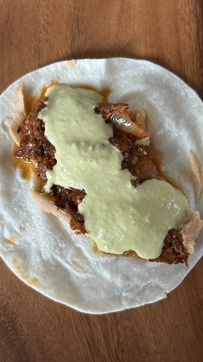 Salsa de Chile Serrano… Que bárbaro!!! Esta salsa pica de a madre… mi hija me pidió que le hiciera una salsa de chile serrano cremosa picante y vaya que quedó picante, incomible para quien no le gusta el picante, pero para los amantes del chile, aquí está una opción imperdible. Acompañas casi cualquier cosa con esta salsa y si la quieres hacer más noble pues substituye el chile serrano por chile jalapeño. Ingredientes: 15-20 chiles serranos 10 tomatillos 4 dientes de ajo 1 cdta de sal 1 cdta de 