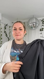 Another super simple skirt made from scraps using the ✨ the simple skirt ✨ pattern 🥹 This pattern is exactly what the name says: super easy to sew, but incredibly versatile 🥰 (Ad) The skirt consists of four panels and a comfortable elastic band, making it extremely beginner-friendly ✨ You can choose between three lengths, add a slit if you like, and completely control the look with your choice of fabric. In its shortest version, the pattern is even perfect for fabric scraps❣️ You can find the 