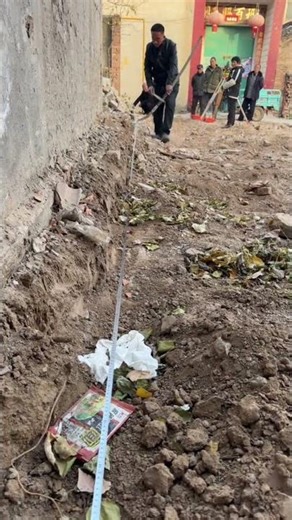 Super Straight Trench-Digging Skills With Just One Shovel!