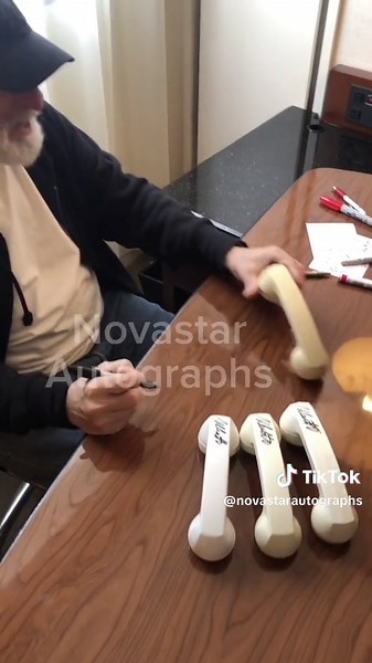 Nick Castle aka Michael Myers signing autographs for fans #Nickcastle#halloween#michaelmyers#horror#horrorautograph#autographs#celebrity#hollywood#la#goodtimes