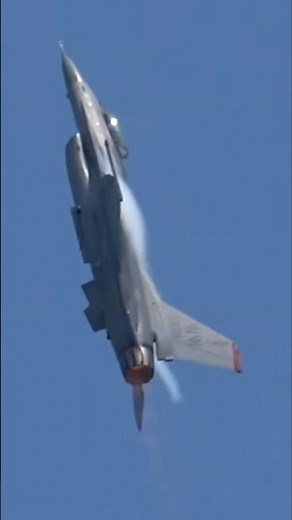 This is the Viper! The PACAF F-16 Demo Team flying at high speed! The coolness of the F-16!