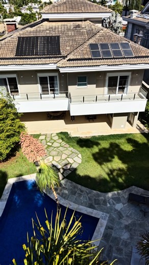 Guilherme Mont’ Alverne on Instagram: "✅ Residência Sofisticada e Exclusiva para locação! 📍 São Paulo - Alphaville - SP São 5 Suítes, 850 m² de Construção, em um terreno de 1.100 m², esta casa de alto padrão com 850 m² de área construída foi projetada para unir luxo, conforto e funcionalidade em cada detalhe. O imóvel dispõe de 5 suítes espaçosas, além de uma sala íntima no andar dos quartos, que garante aconchego e privacidade. O living é imponente e inclui home theater com projetor, além de u