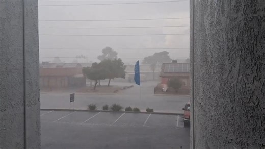 Thunderstorm brings heavy rain and strong winds in Las Vegas, USA
