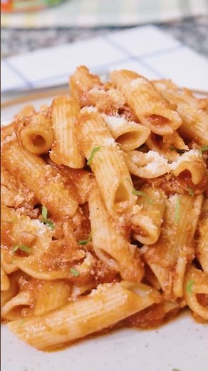 These red #noodles with #tuna are unbeatable and they're so good! 😎