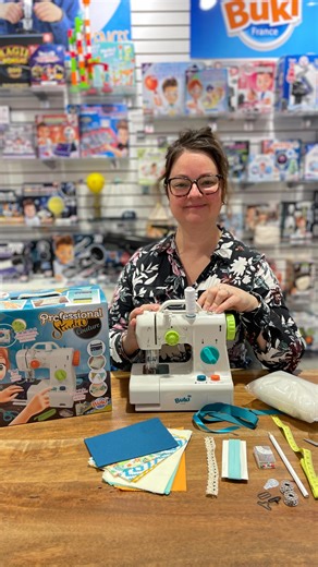Buki Professional Studio - Atelier de couture 🧵 La machine à coudre idéale pour les débutants ! Simple à utiliser avec ses deux vitesses et le réglage de tension numéroté. Crée 4 projets tendances : guirlande de fanions, coussin à aiguilles, nœud papillon et vide-poche mural ! Avec accessoires inclus et tutos vidéo pour apprendre facilement les bases de la couture. ✨ #cadeauxdenoël #idéecadeau #idéescadeaux #québec #quebec | Jouet KID Toy