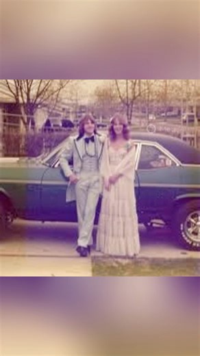 High school proms in the 1970s were all about laid-back glamour and personal style. Girls wore long, flowing dresses with empire waists, and spaghetti straps, often in bold colors or floral prints. Guys showed up in wide-lapel tuxes, ruffled shirts, and sometimes powder-blue or tan suits. Corsages were big, slow dances ruled the night, and the music leaned on soft rock, soul, and disco. It was less formal than earlier decades, but full of personality and pure ’70s vibe. #Highschool #Prom #BackIn