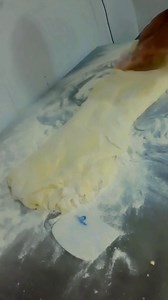 🚨PAN QUESILLO 🚨 harina 1500 gr Azúcar 180 gr Sal 35 gr Mantequilla 200 gr Levadura 60 gr Huevos 2 Agua 600 gr Esencia de mantequilla Color amarillo 5 gr Mantequilla para empastar 600 gr Dar vuelta sencilla, vuelta doble, vuelta sencilla Cortar y enrollar si desean le ponen relleno de queso o al gusto Comparte con tus amigos y familiares Sigue a SEÑOR PAN aprende recetas y elaboraciónciones de panadería #SeñorPan #panaderiacolombiana #recetas #viral #panaderia #panaderiacolombiana #colombia #Se