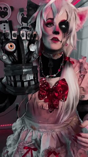 Mesmerizing Glitchy Moves: FNAF Mangle Cosplay