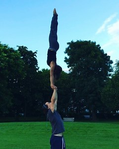 Pike inlocate and long arm hand to hand on @scott_lifts who makes this amazingly easy for me. So glad I got to play with him @acro.alex & @michaela_flies yesterday after the weather sorted itself out! --------------------------------- Theme will be up tomorrow --------------------------------- #yoga #sylviasyoga #yogaeverydamnday #acro #acrobatics #sportsacro #standingacro #handtohand #acroyoga #inlocate #longarm #pike #acroskillbank #training #allaboutthatbase #london #manchester #liveyourcity 