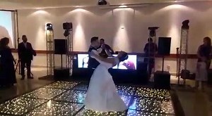 4.7K views · 48 reactions | Leticia e Welington dando um show no casamento deles!!!! Dançaram uma valsa e a música tema do filme dirty dancing .Parabéns vices foram sensacionais, adorei todos os ensaios e adorei ter conhecido vocês, que sejam muito mais felizes que já são, espero que continuem dançando  Studio Raoni Bonança Coreografias para noivos e debutantes 11 2598-0128 / 11 97631-8092 | Coreografia para Noivos e Debutantes - Studio Raoni Bonança | Facebook