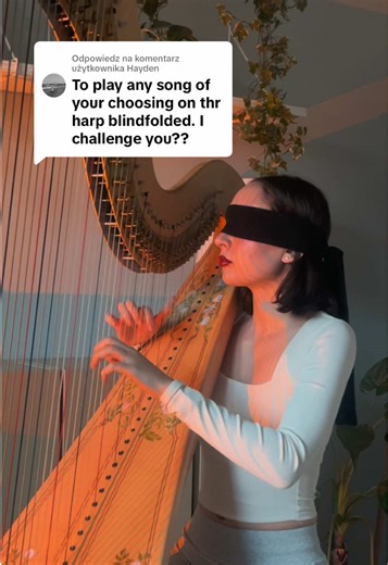 Odpowiadanie użytkownikowi @Hayden Challenge accepted :) This video is just for fun. When playing the harp, we rely a lot on our eyesight. It’s not like the piano, where you can feel which note you’re playing under your fingers. On the harp, the strings are color-coded, and that’s how we know which string corresponds to which note. But when there are no big jumps and everything is right under the fingers… it turns out we can actually play it with our eyes closed :)#challenge #harp #musician #for