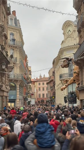 1.3M views · 40K reactions | Quand un Minotaure traverse le centre-ville de Toulouse… Cette machine mesure plus de 14 mètres de haut et pèse plus de 47 tonnes. Il fait partie de l’opéra urbain qui se déroule le week-end du 26 et 27 octobre. Le Minotaure était déjà présent pour le premier opus en 2018. #toulouse #insolite #machine #pyrénées | La Dépêche du Midi | Facebook