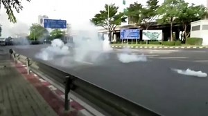 Anti-government protesters clash with Thai police