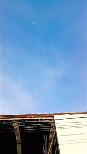 se quedó la botella en el techo