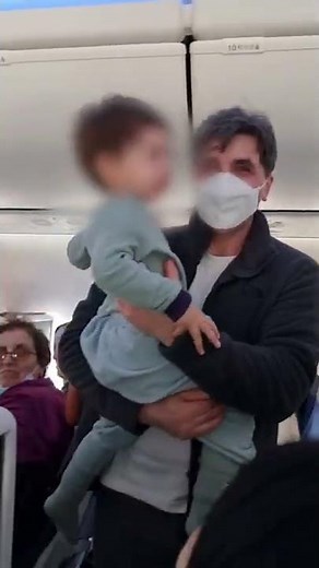 Passengers Sing 'Baby Shark' to Calm Crying Toddler on Dubai Flight