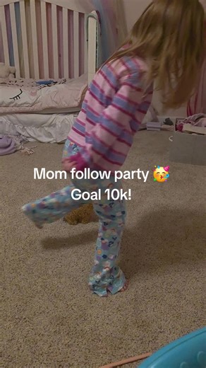 Mom follow party because motherhood can feel lonely and the algorithm doesn’t get us 👋 If you’re a mom who: • is tired but still trying • scrolls TikTok during nap time • wants real content, not perfection • supports other moms instead of competing You belong here. Let’s actually build community instead of just numbers 🤍 Drop a comment with: 👉 how old your kids are 👉 if you’re a stay-at-home mom, working mom, or both 👉 something you’re proud of lately (big or small) Then: ✔️ Follow moms who