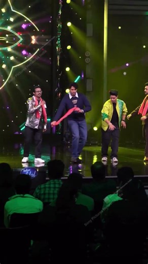 Sidhant Chaturvedi Dance with Abhishek Kumar Diwakar Choubey Aditya Narayan indian idol 16
