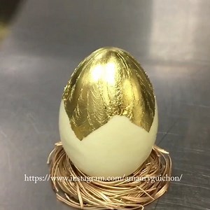 399K views · 770 reactions | Voici comment Amaury Guichon fait ses oeufs cuits durs. :-) Vous pourriez vous en inspirer pour vos oeufs de Pâques. Nous avons les moules, les cercles à pâtisserie, le chocolat ainsi que les feuilles d'or en boutique ou en ligne. https://aux-arts-de-la-table.com 5175 boul. de l'Ormière, local 3 Québec, G1P 1K6 | Aux arts de la table | Facebook