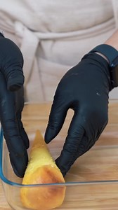 Hay postres que, con el tiempo, se van perdiendo, pero cuando los pruebas, te preguntas por qué dejaron de ser tan populares. Este es el caso de los capuchinos cubanos, un dulce esponjoso, empapado en almíbar y con un toque de ron y especias que lo hace irresistible. Lo mejor es que se prepara con ingredientes sencillos y queda espectacular. Aquí te enseño el paso a paso. Receta de Capuchinos Cubanos 📌 Ingredientes: Para la masa: 12 yemas de huevo 1 huevo entero 40 g de azúcar 1 cucharadita de 