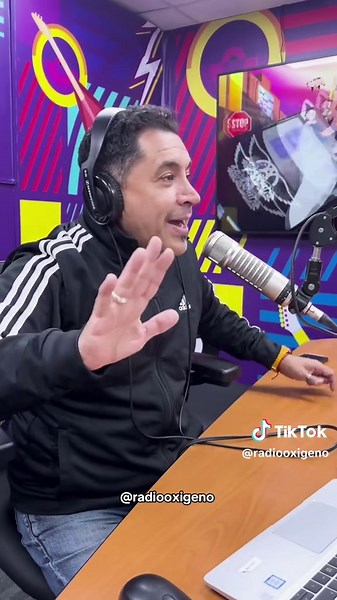 ¿De qué otra forma se puede reconocer a un peruano?😂🇵🇪 Recuerda que puedes escuchar este y más temas con Chino y Adolfo en los 102.1FM 📻de Radio Oxígeno 🔥. Disponible en todo el mundo por la app Audioplayer 📲 #viral #peru #hombres #peruesclave #peruanos #peruanas #foryoupage #fyp #foryou