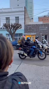 😂 Pasearon por el centro de #Comodoro en moto, vestidos de #Stitch y se viralizaron 👏🏻 | ADN SUR Agencia de Noticias
