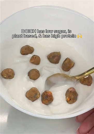 healthy alternatives don’t have to be a punishment. proof: 👋🏼 @Brooke | Life & UGC #healthysnacks #healthydesserts #yogurtparfait #ediblecookiedough